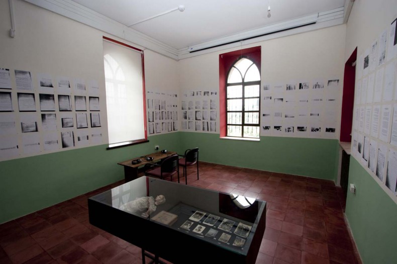 “Compressing Data Principle’  A project by Helly Mizrai